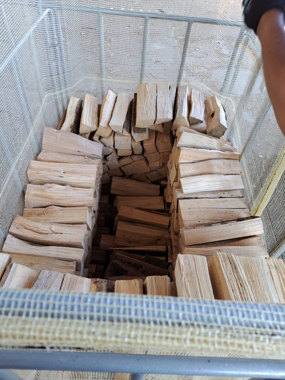 Ofenfertiges Brennholz – gestapelt auf Palette, sauber & platzsparend geliefert