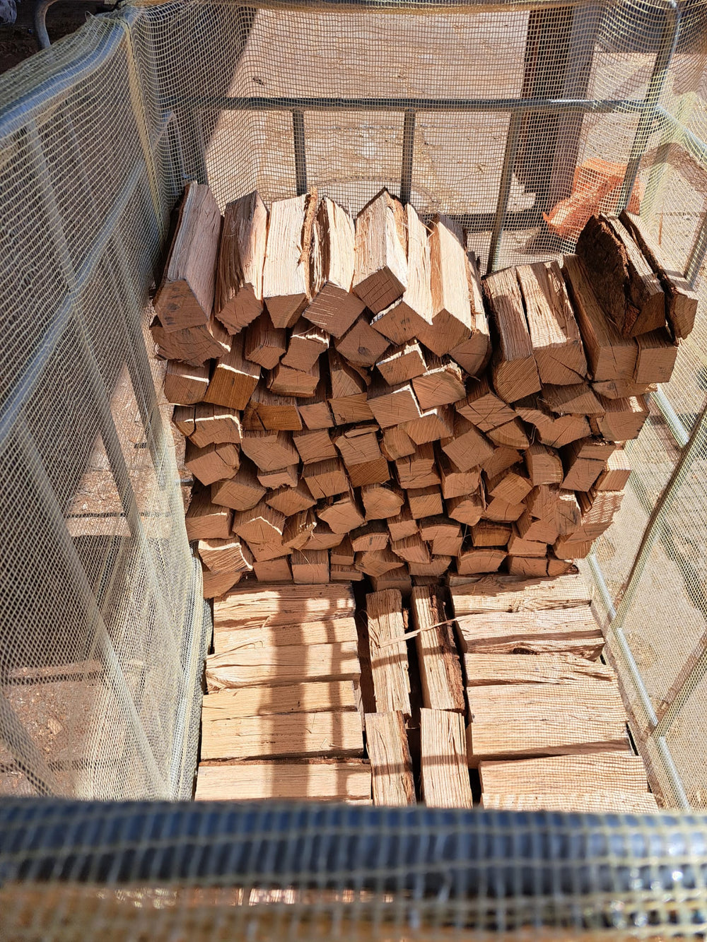 Ofenfertiges Brennholz – gestapelt auf Palette, sauber & platzsparend geliefert