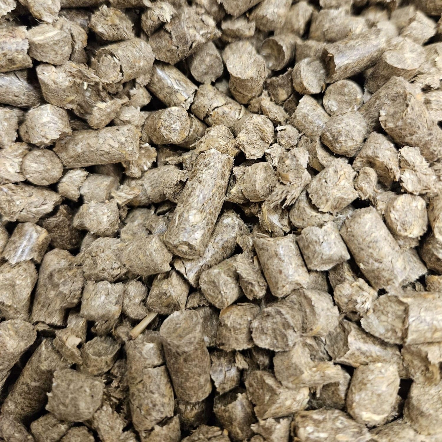 Weizenstreupellets 8 mm 30 kg (15+15 kg Sack) – 100 % Naturprodukt aus Weizenstroh – staubarm, saugstark & kompostierbar – Einstreu für Pferde, Kleintiere & Stall